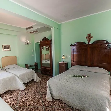 Sleeps 21 Wifi * Assisi